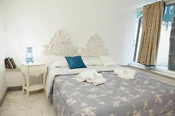 Bed and breakfast Domus Dea 3*